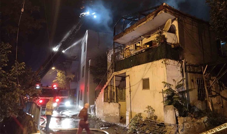 Pendik’te yangın paniği: İki katlı ev alev alev yandı!