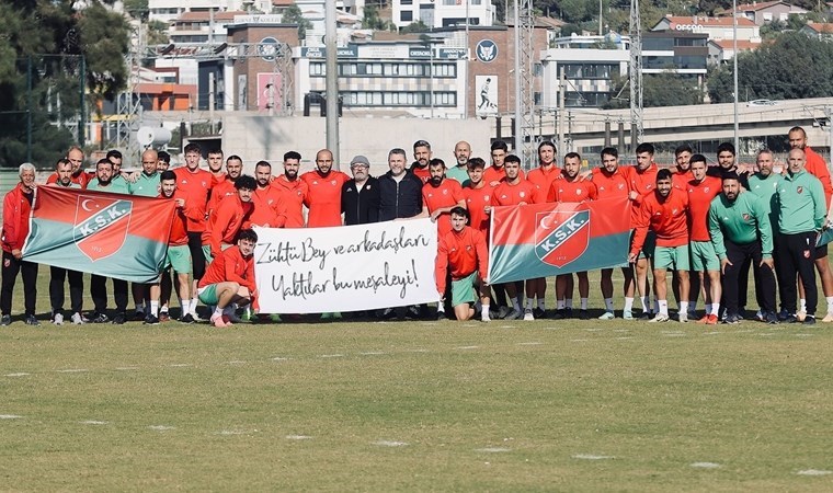 Karşıyaka Spor Kulübü 112 yaşında! Futbolculardan 'Zühtü Bey ve arkadaşları, yaktılar bu meşaleyi' pankartı...