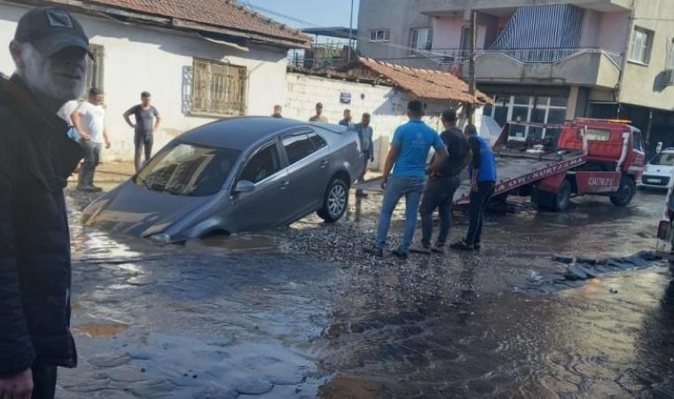 İçme suyu hattı patladı, otomobil içine düştü