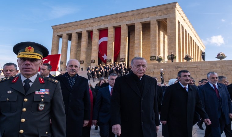 Türkiye Ata'sını andı: Saat 9'u 5 geçe tüm yurtta hayat durdu...