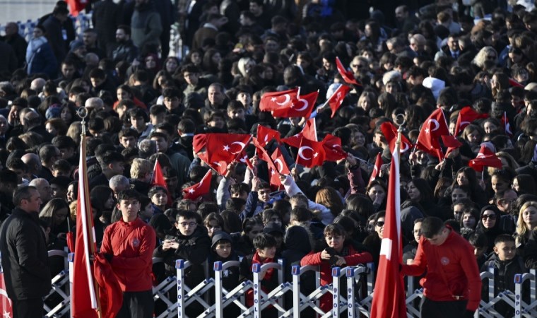 Türkiye Ata'sını andı: Saat 9'u 5 geçe tüm yurtta hayat durdu...