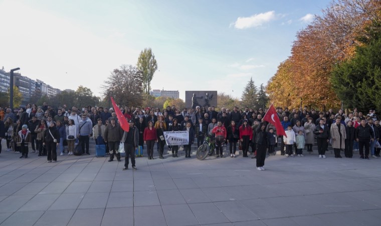 Türkiye Ata'sını andı: Saat 9'u 5 geçe tüm yurtta hayat durdu...