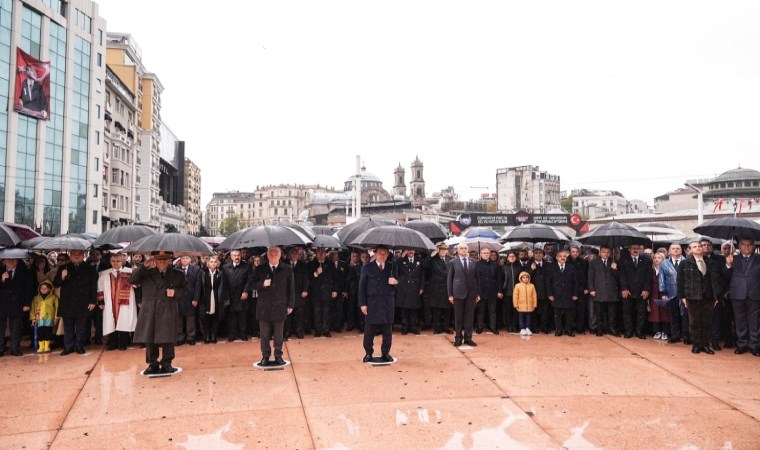 Türkiye Ata'sını andı: Saat 9'u 5 geçe tüm yurtta hayat durdu...