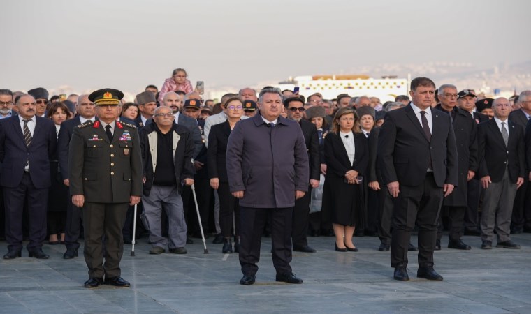 Türkiye Ata'sını andı: Saat 9'u 5 geçe tüm yurtta hayat durdu...