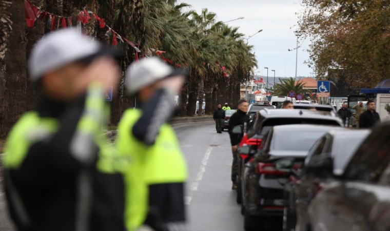 Türkiye Ata'sını andı: Saat 9'u 5 geçe tüm yurtta hayat durdu...