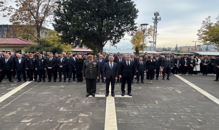 Türkiye Ata'sını andı: Saat 9'u 5 geçe tüm yurtta hayat durdu...