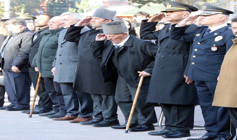 Türkiye Ata'sını andı: Saat 9'u 5 geçe tüm yurtta hayat durdu...