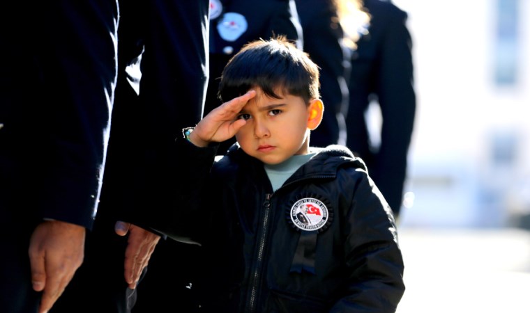 Türkiye Ata'sını andı: Saat 9'u 5 geçe tüm yurtta hayat durdu...