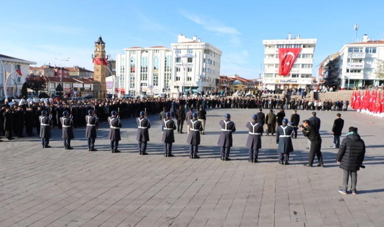 Türkiye Ata'sını andı: Saat 9'u 5 geçe tüm yurtta hayat durdu...