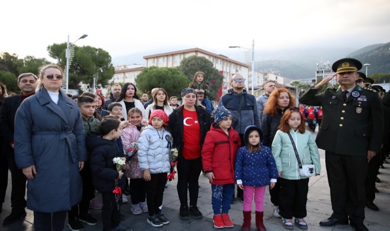 Türkiye Ata'sını andı: Saat 9'u 5 geçe tüm yurtta hayat durdu...