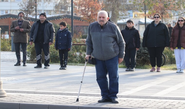 Türkiye Ata'sını andı: Saat 9'u 5 geçe tüm yurtta hayat durdu...