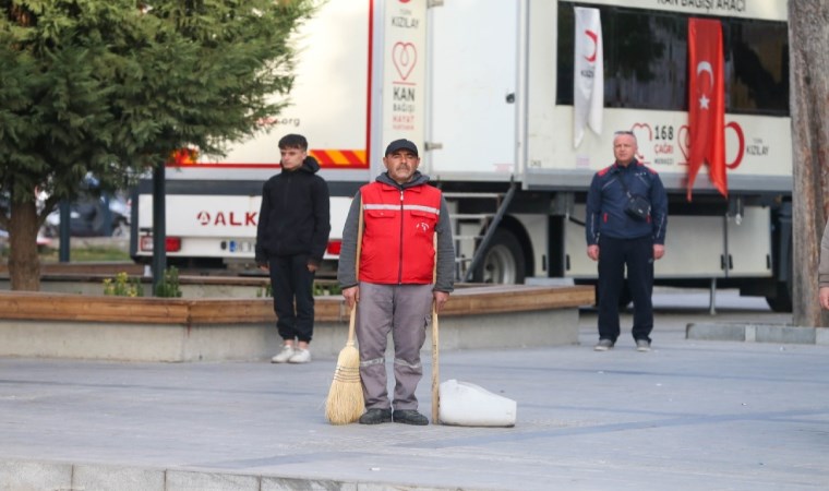 Türkiye Ata'sını andı: Saat 9'u 5 geçe tüm yurtta hayat durdu...