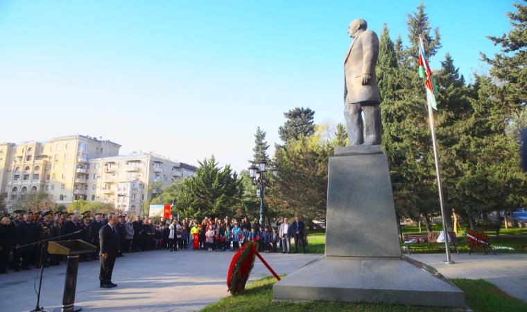 Türkiye Ata'sını andı: Saat 9'u 5 geçe tüm yurtta hayat durdu...