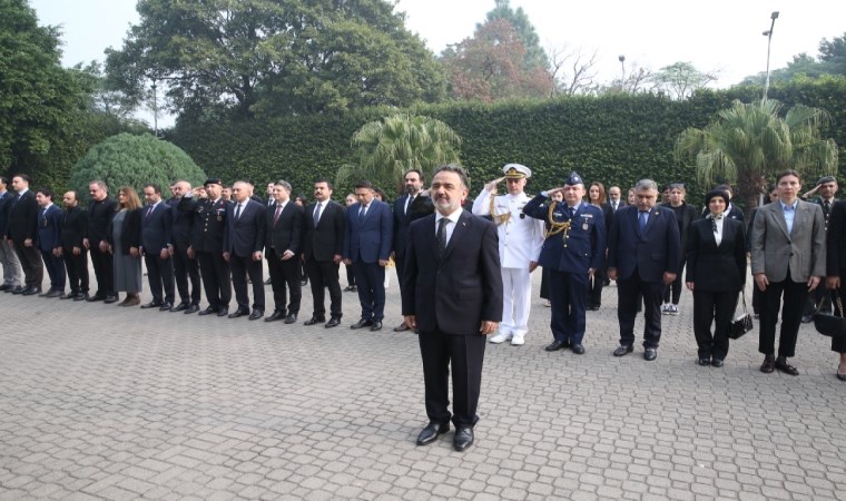 Türkiye Ata'sını andı: Saat 9'u 5 geçe tüm yurtta hayat durdu...