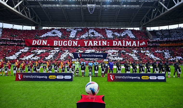 Galatasaray taraftarından 10 Kasım koreografisi: 'Dün, bugün, yarın; daima...'