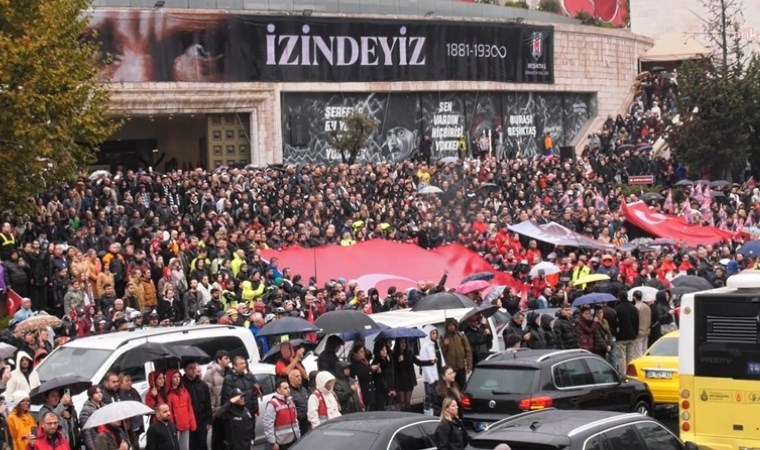 Büyük Önder Atatürk'ü anıyoruz... Yağmura rağmen binlerce yurttaş Dolmabahçe'ye akın etti