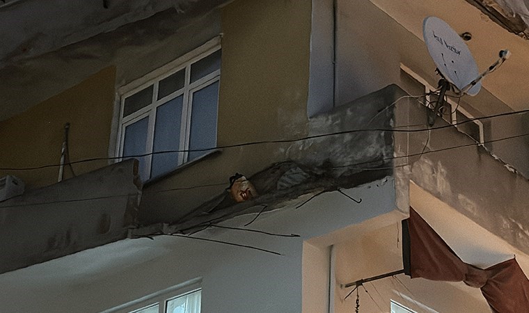 Beyoğlu'nda balkon yola çöktü: Saniyelerle kurtuldu!