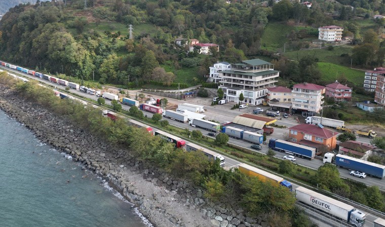 Sarp Sınır Kapısı'nda kilometrelerce TIR kuyruğu!