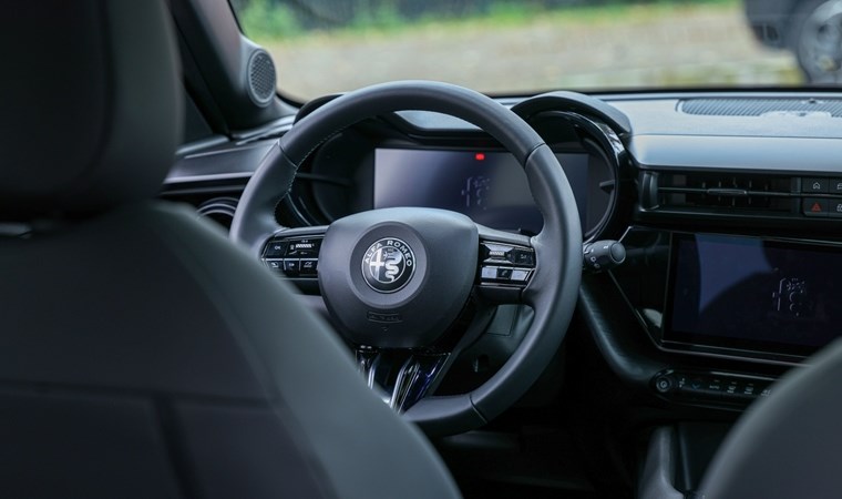 Alfa Romeo Junior hem verimli hem sportif! Model hibrit ve elektrikli olarak yola çıktı: İşte fiyatları ve tüm ayrıntılar...