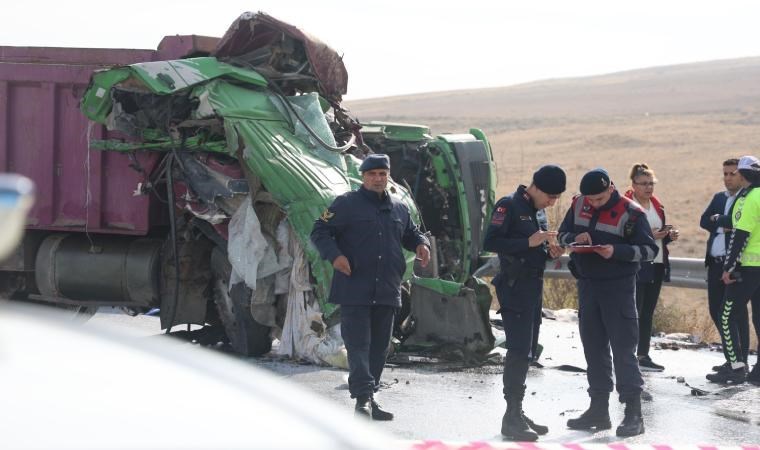 Konya'da tanker ile kamyon çarpıştı: 2 ölü