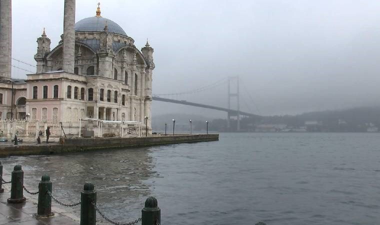 İstanbul Boğazı'nda sis: Köprüler görünmüyor!