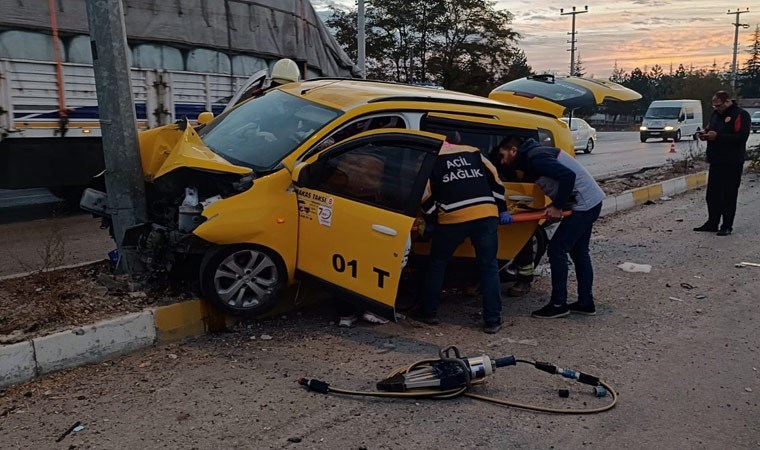 Konya'da ticari taksi direğe çarptı: 3 yaralı