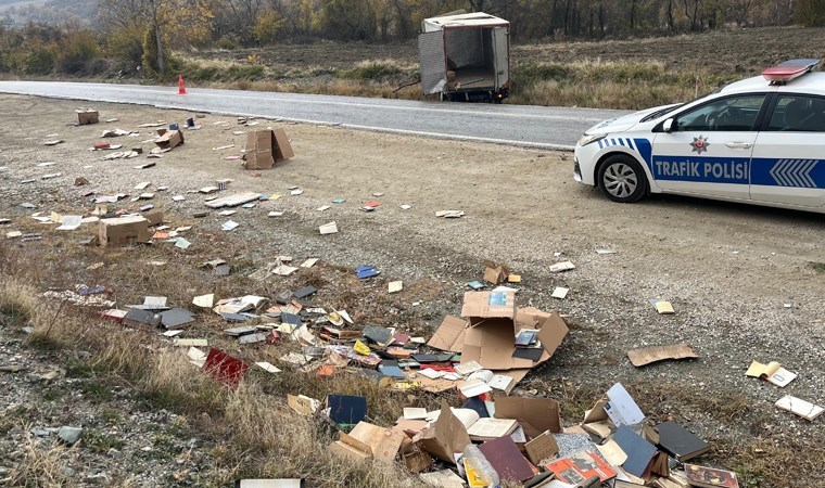 Bakanlığa ait kamyon kaza yaptı! Mühürlü kitaplar etrafa saçıldı...