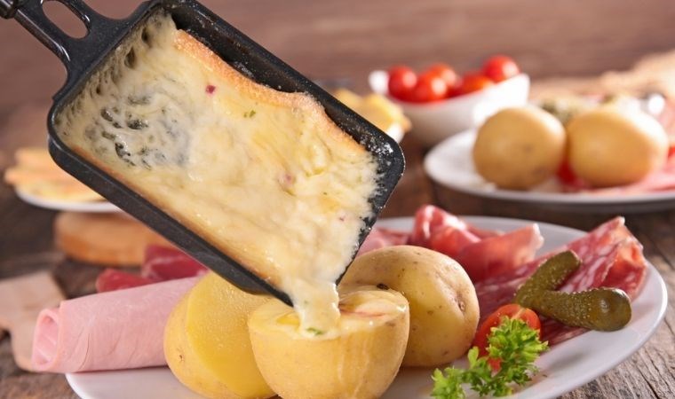 Peynirli sıcacık bir lezzet şöleni: Fransız usulü raclette tarifi