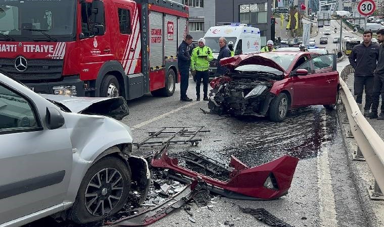 İstanbul'da feci kaza: İki otomobil kafa kafaya çarpıştı!