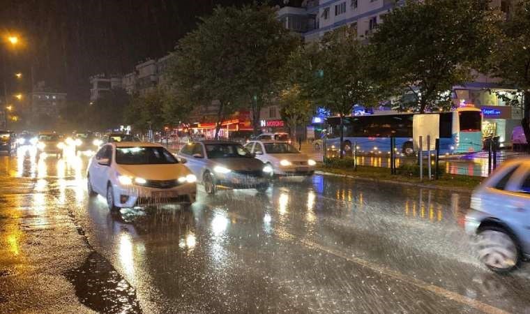 Antalya'da yağmur hayatı olumsuz etkiledi