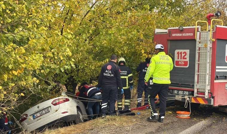 Adıyaman'da otomobil ile hafif ticari araç çarpıştı: 3 ölü