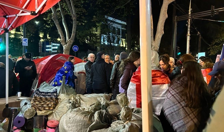 Gürcistan'da muhalifler, Tiflis'te bir caddeyi trafiğe kapattı