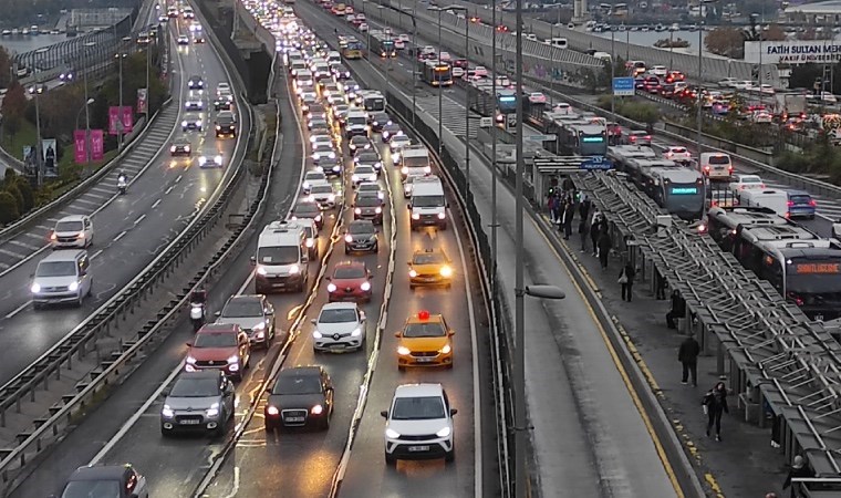 İstanbul'da haftanın ilk iş gününde trafik yoğunluğu yaşanıyor