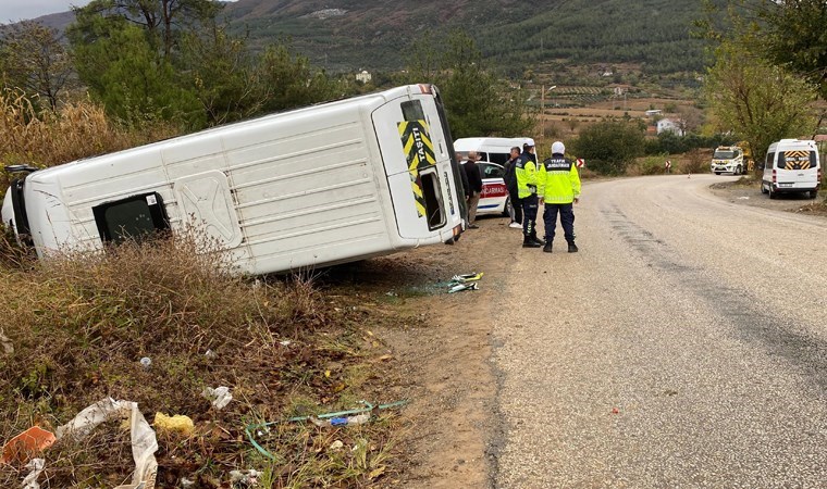 Osmaniye'de faciadan dönüldü... Öğrenci servisi takla attı: 2 yaralı