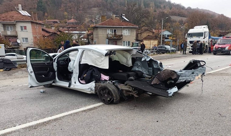 Bilecik’te araçlar çarpıştı: Anne ve kızı hayatını kaybetti