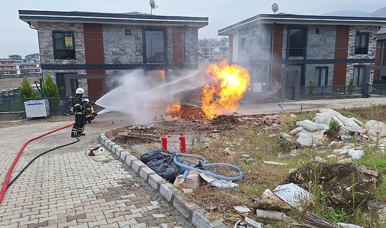 Kocaeli'de panik anları... İş makinesi doğal gaz borusunu deldi: Yangın çıktı