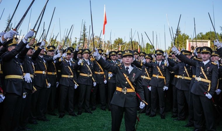 Yandaşlar duyurdu... Teğmenlerin kılıçlı yemini: '3 komutanın da TSK'den ihracı istendi' iddiası!