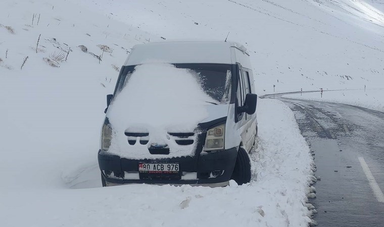 Yoğun kar ve sis nedeniyle kapatılan Van-Bahçesaray kara yolu ulaşıma açıldı