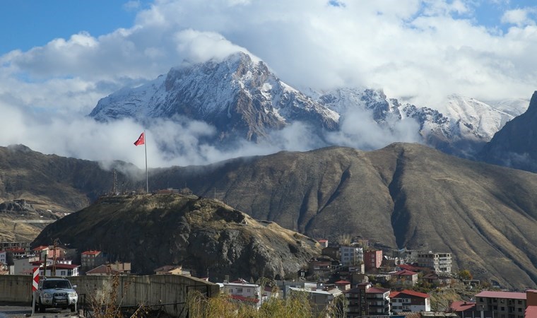 Hakkari'de yüksek kesimlerde kar etkili oldu