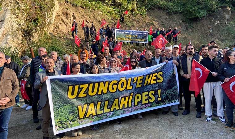 Uzungöl'de yol kapatmalı 'HES' protestosu: 'Uzungöl'e HES, vallahi pes'