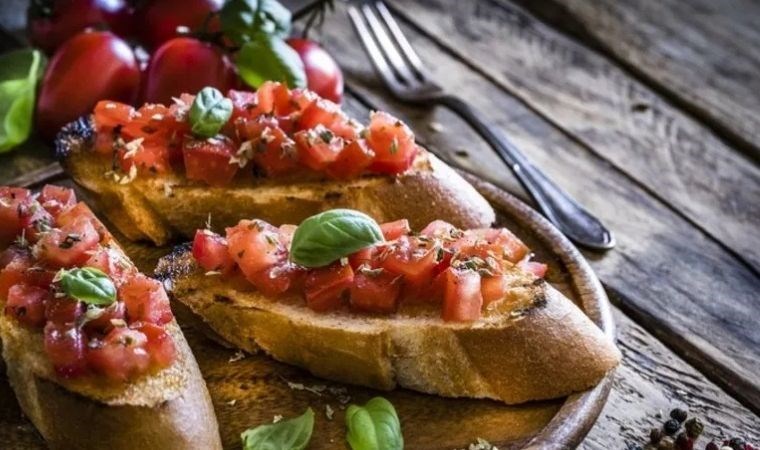 Kahvaltıya 15 dakikada hazırlayabileceğiniz enfes bir İtalyan lezzeti: Bruschetta tarifi