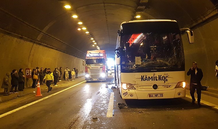 TEM'de iki yolcu otobüsü ve TIR birbirine girdi: 14 yaralı