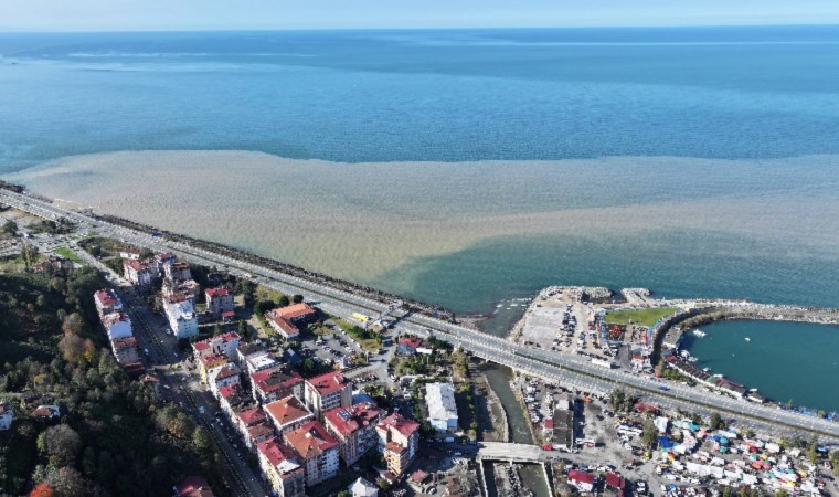 Rize'de denizin rengi değişti... Vali'den 'heyelan riski' açıklaması'