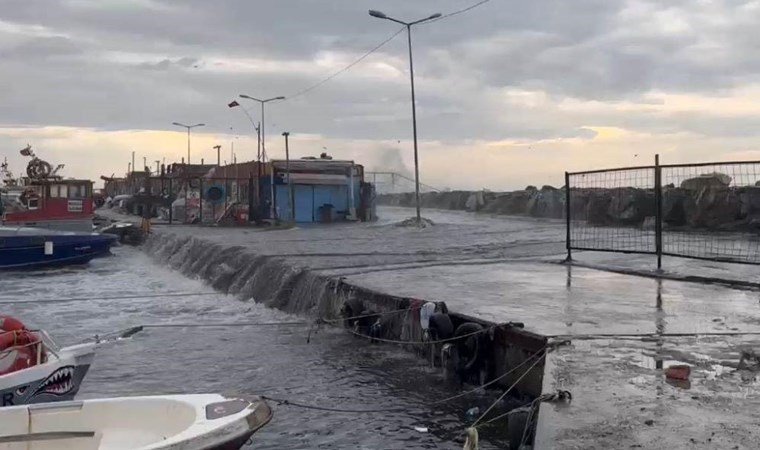 İstanbul'da şiddetli lodos: Deniz taştı, tekneler zarar gördü!