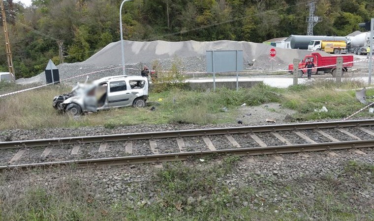 Zonguldak'ta feci olay... Otomobile tren çarptı, metrelerce sürüklendi: 1'i ağır 2 yaralı!