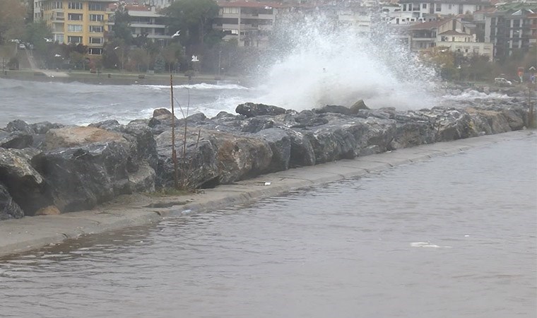 Şiddetli lodos Kalamış Sahili’nde dev dalgalar oluşturdu