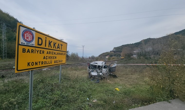 Zonguldak’ta otomobile lokomotif çarptı: 1'i çocuk 2 yaralı