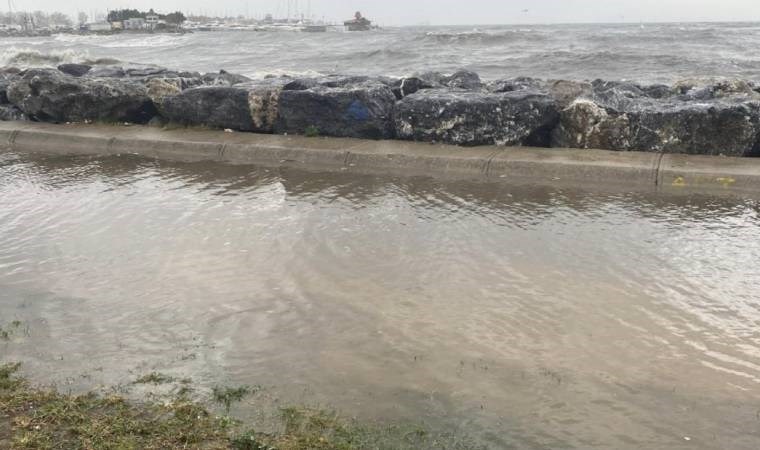 Kadıköy'de dev dalgalar sahile taştı