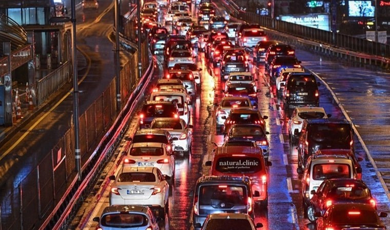 İstanbul'da yağış ve yangın trafiği felç etti: Avrasya Tüneli kapandı, yoğunluk yüzde 87'ye ulaştı