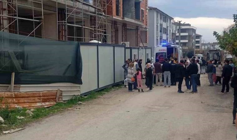 Sakarya'da iş cinayeti! İnşaat iskelesinden düşen işçi ağır yaralandı